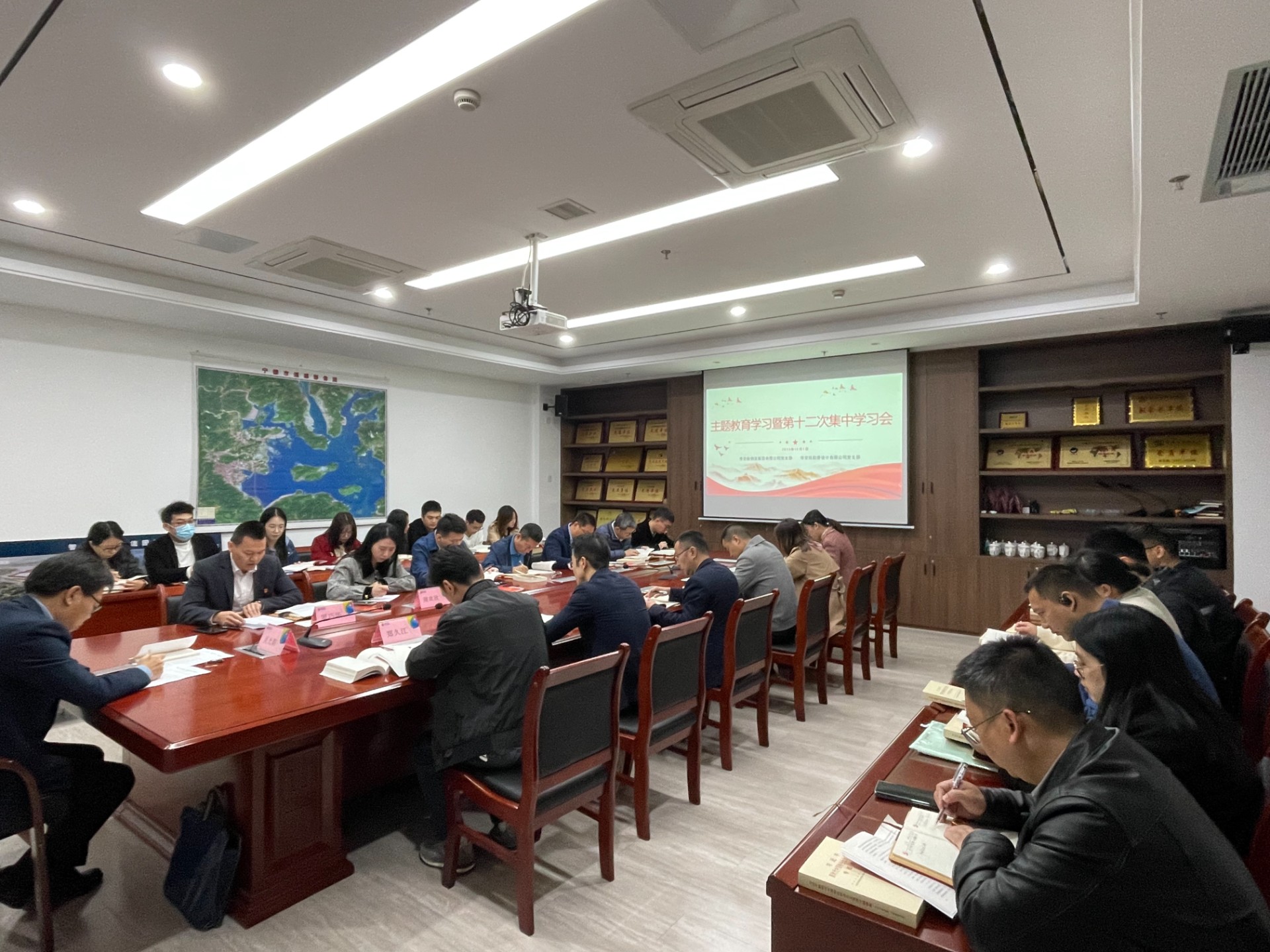 1701767233873031.jpg 市交投物流集團黨支部 市交投勘察設(shè)計公司黨支部聯(lián)合召開主題教育學習會,葉嵐清攝2.jpg