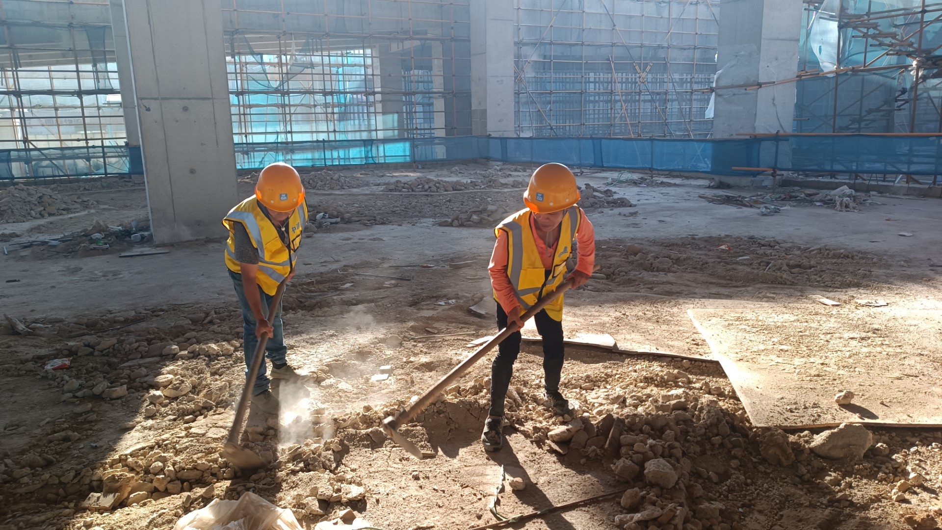 堅守一線“戰(zhàn)高溫” 項目建設(shè)有“涼策”，王俊宇拍攝2.jpg