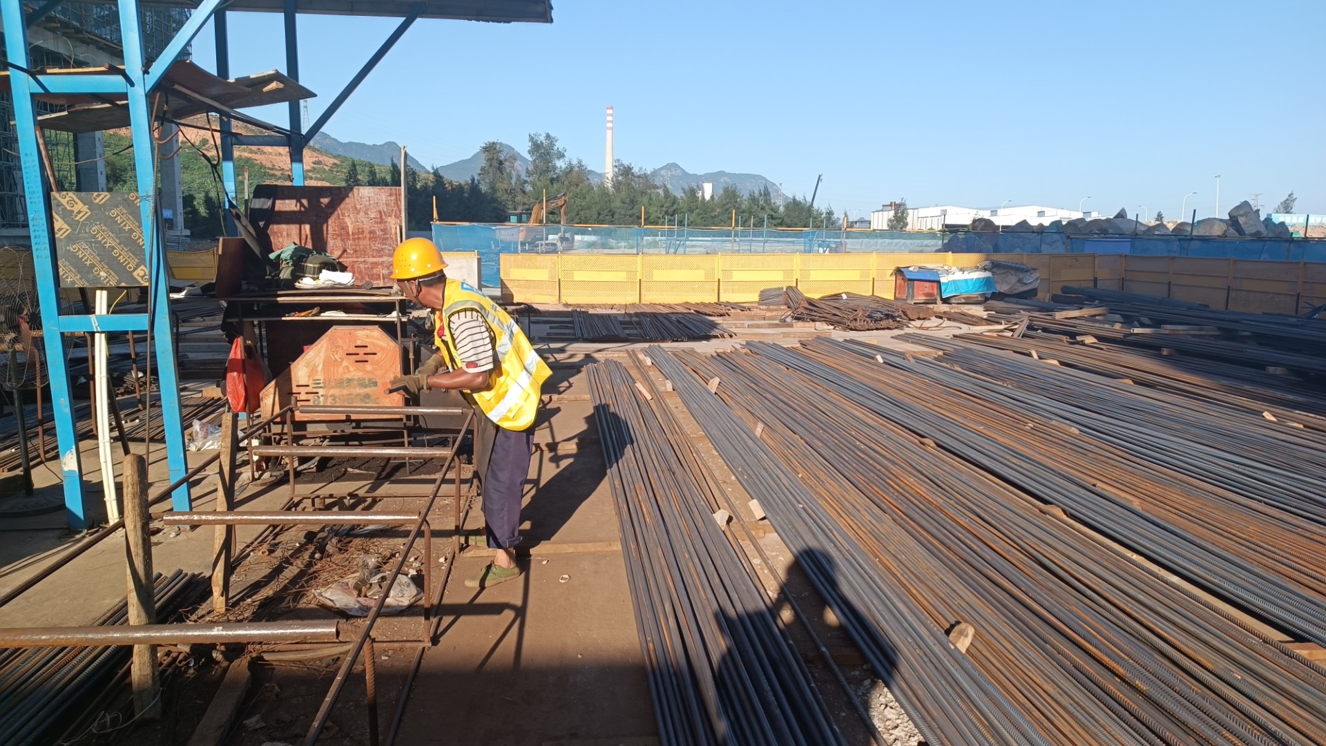 堅守一線“戰(zhàn)高溫” 項目建設(shè)有“涼策”，王俊宇拍攝1.jpg