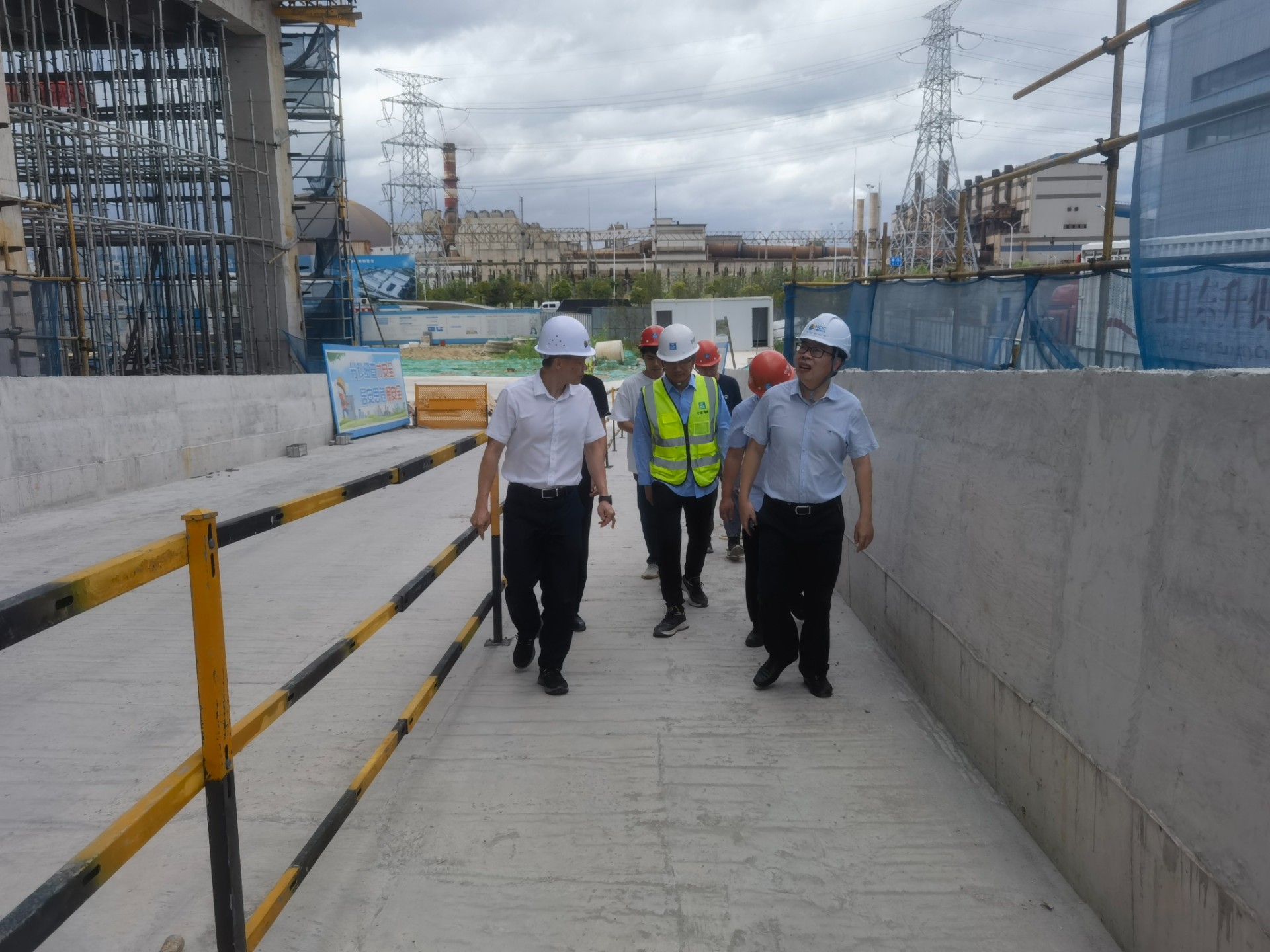 1721885796705233.jpg 市交投集團(tuán)領(lǐng)導(dǎo)深入市交投物流集團(tuán)重點(diǎn)項(xiàng)目現(xiàn)場檢查指導(dǎo)防汛防臺風(fēng)工作,曾騫拍攝1.jpg