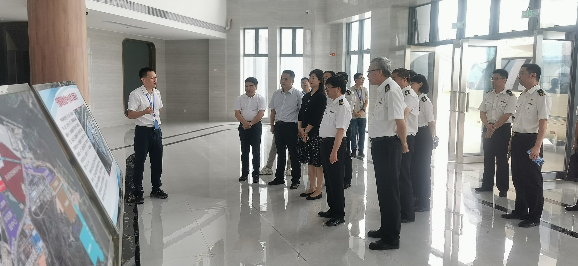 海關(guān)總署自貿(mào)司司長潘城一行蒞臨寧德國際物流中心項目調(diào)研，周桂芳拍攝1.jpg